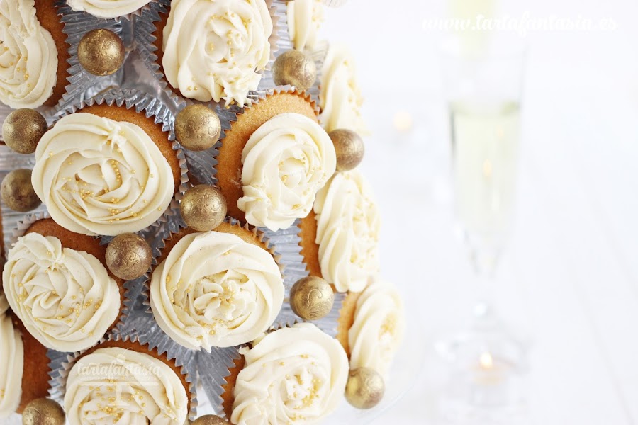 árbol de Navidad hecho con cupcakes