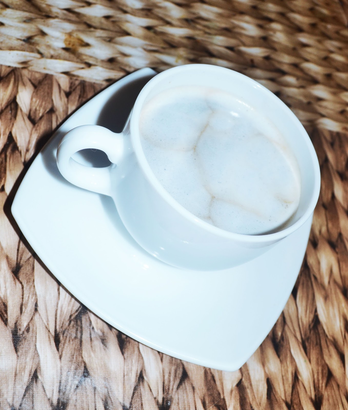 капучино сверху. кофе без молока. международный день капучино. можно детям капучино. кофе капуччино.