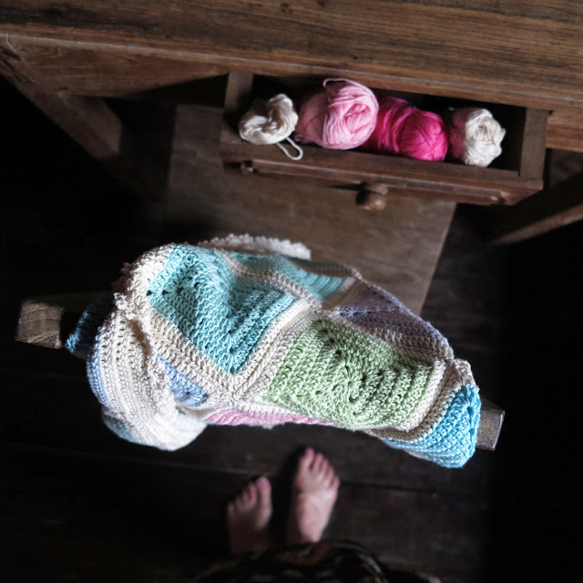ByHaafner, crochet, travel blanket, solid granny squares, pastel, picot edging