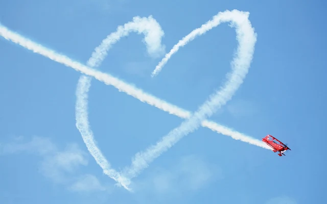 Vliegtuig maakt liefdes hartje in de lucht