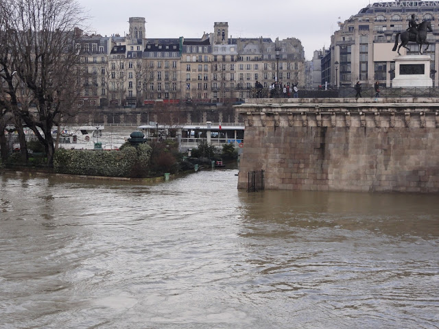 "Square du vert galant" and a flood