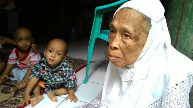 Apakah Kalian Sadar..! Yang Suka Menitipkan Anak Pada Orang Tua, Ketahuilah Dosa nya..!