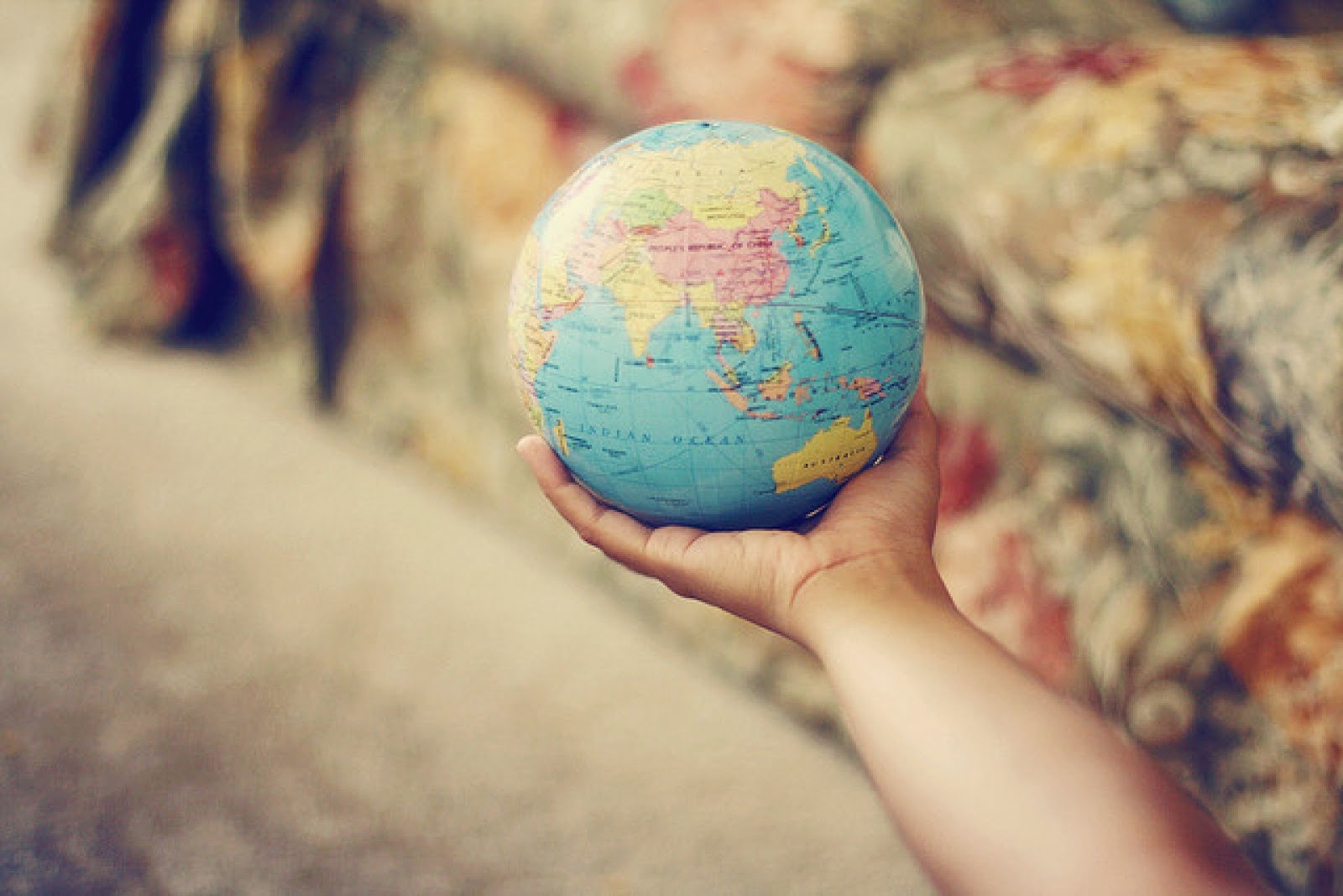 She traveled the world. Путешествие по всему миру. Планета путешествий. Объехать весь мир. Весь мир в ваших руках.