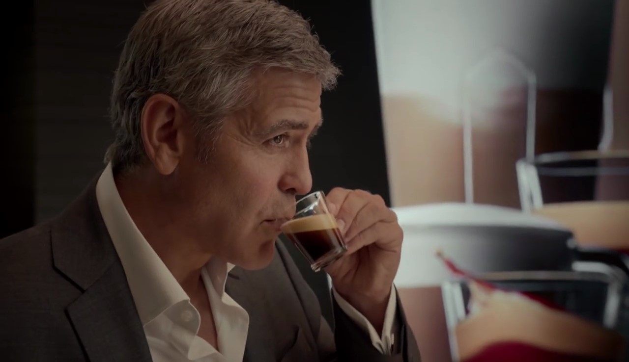 Pubblicità Nespresso con Clooney e donna in rosso