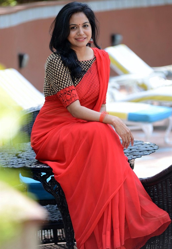 Telugu Singer Sunitha Upadrashta Red Saree Images