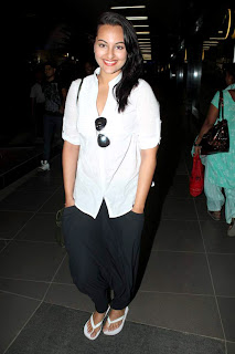 Sonakshi Sinha spotted at the airport Images
