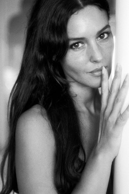 Monica Bellucci Black-White Modeling Photos