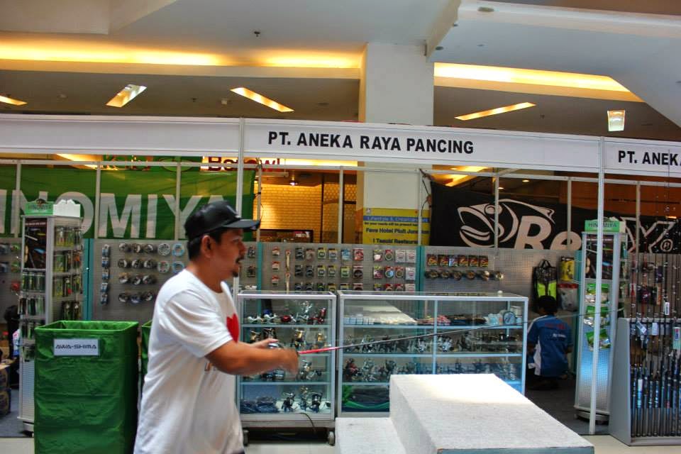 Pengunjung Indonesia Fishing Tackle Exhibition 2014 sedang berpatisipasi dalam game yang diselenggarakan panitia
