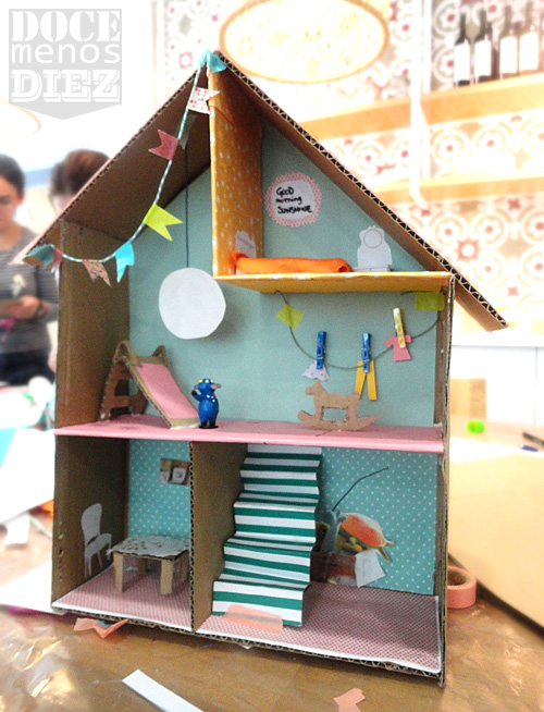 Casa de muneca de cajas de carton