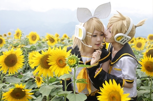 Vocaloid Desu: Kagamine Rin Future Style + Cosplay Perfect! *0*