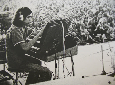 Un jovencísimo Michael Hoenig actuando en directo con Agitation Free en 1973