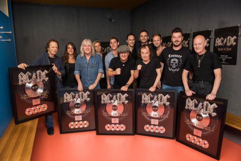 lascampanasdoblanporbon: AC/DC cuádruple Platino en suiza.