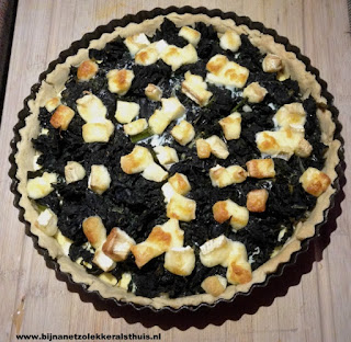 foto van hartige taart met cavolo nero en brie