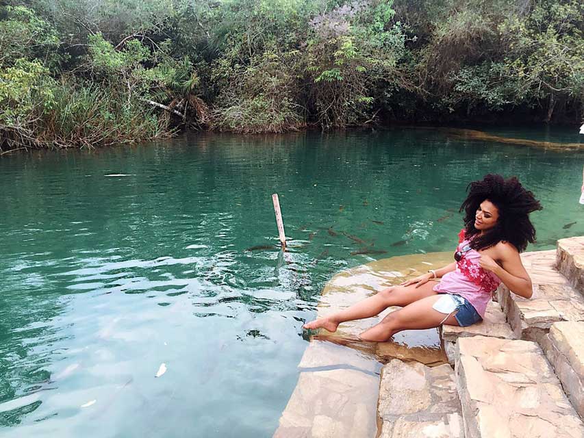 Simone Sampaio relaxou nas águas cristalinas de um lago. Foto: Renato Cipriano