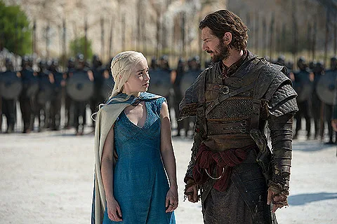 DAENERYS (EMILIA CLARKE) Y DAARIO NAHARIS (MICHIEL HUISMAN)