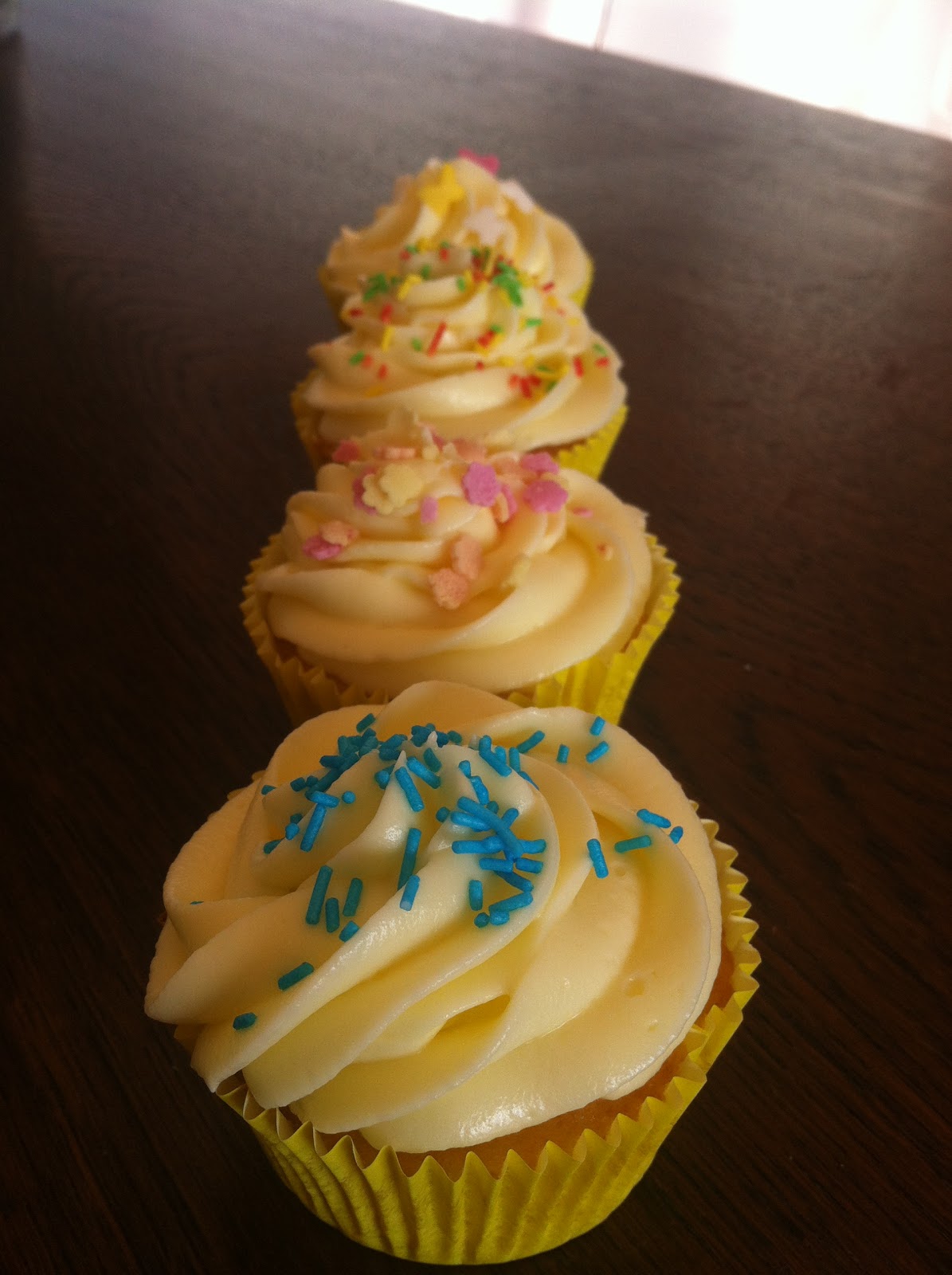 Dancing Cupcakes: Pfirsich-Cupcakes mit Buttercreme!