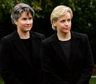 DICK CHENEY'S LESBIAN DAUGHTER TIES THE KNOT.