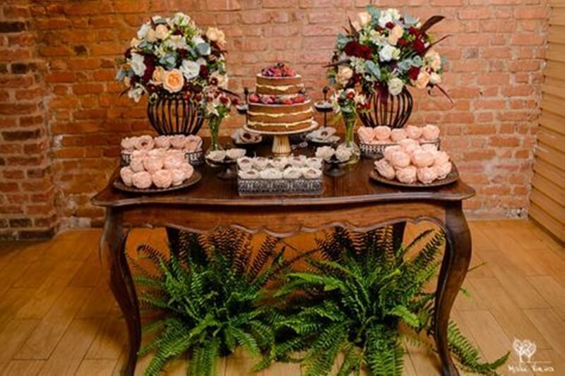 Decoração de mesa do bolo de casamento