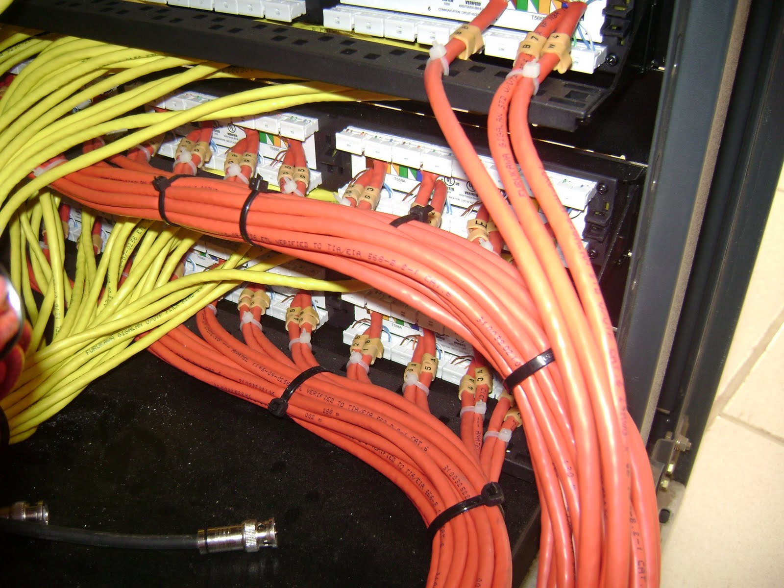 O MUNDO DA ELETRICIDADE: REDE DE COMPUTADORES, MONTAGEM DE RACKS.