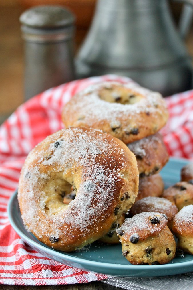 Baked yeasted currant doughnuts