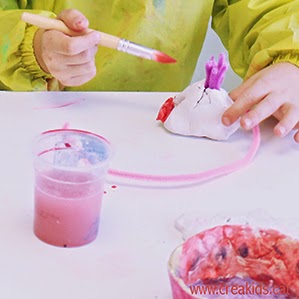 CreaKids: acuarela sobre barro blanco