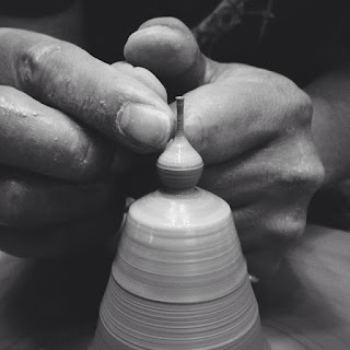 Pieza de ceramica o alfarería miniatura hecha a mano