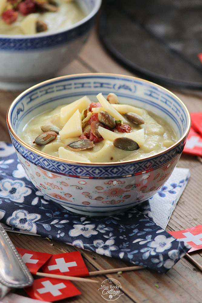 Crema di cavoletti di bruxelles arrostiti, con Gruyère e pancetta affumicata croccante. #noiCHEESEamo! rebeca sendroiu photography