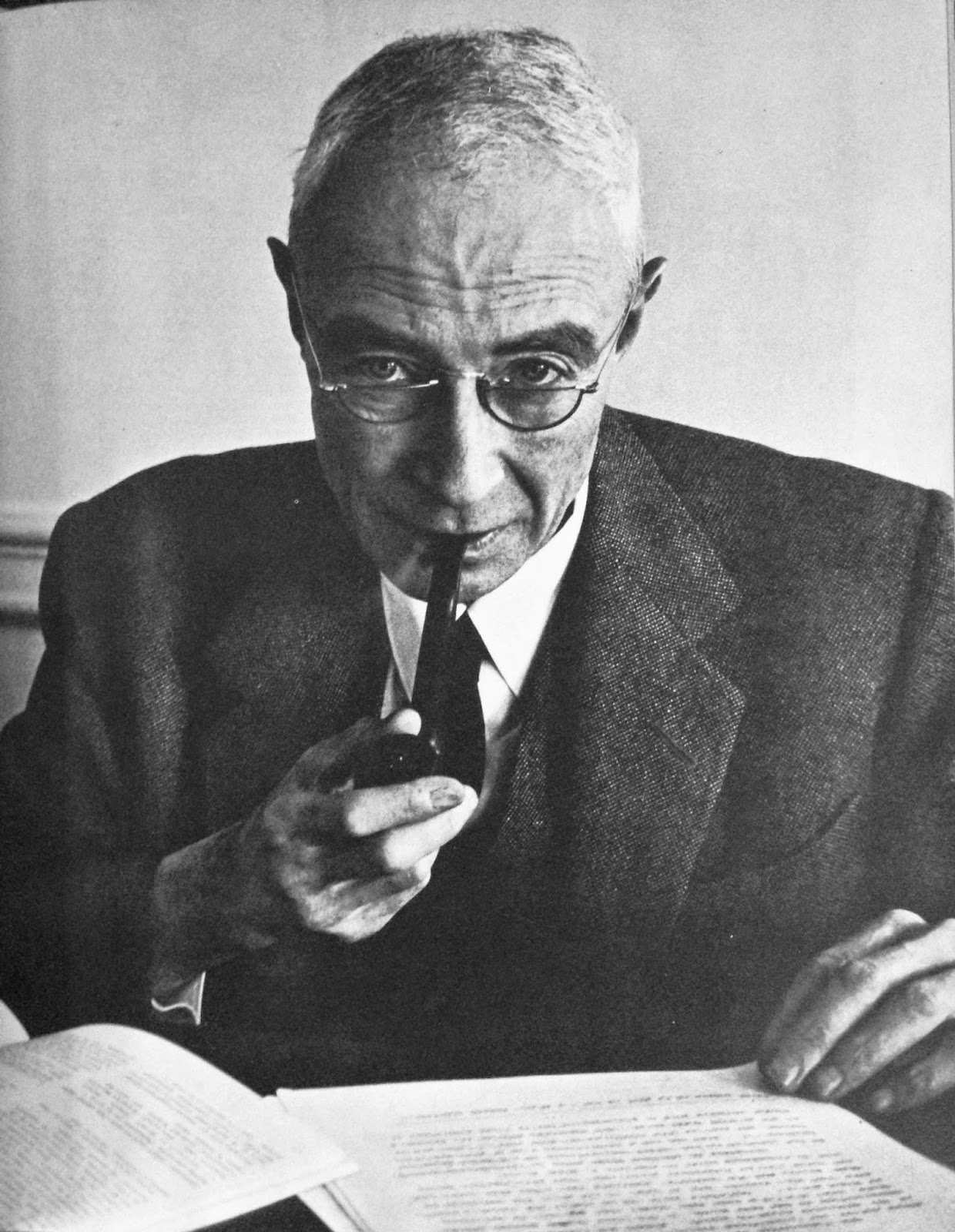 Опенгеймер какие года. Julius Robert Oppenheimer. Оппенгеймер ученый. Оппенгеймер физик.