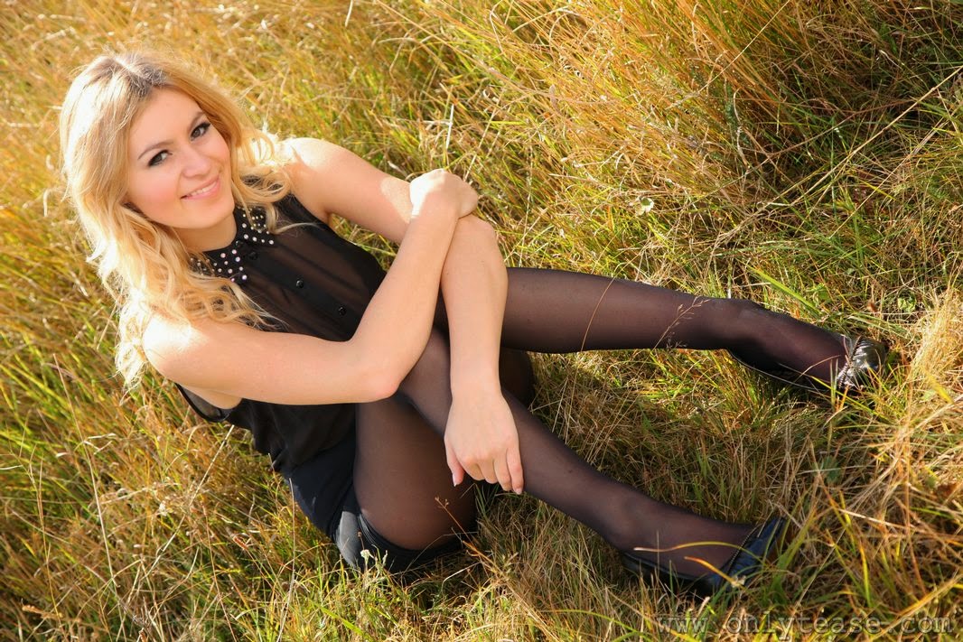 На пляже в колготках