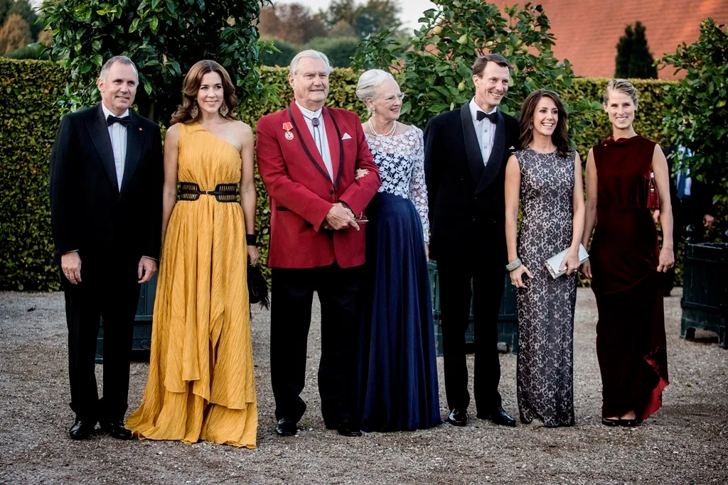 The dress complimented the Prince Consorts red jacket perfectly and Queen Margrethe added yet another colour with her long royal