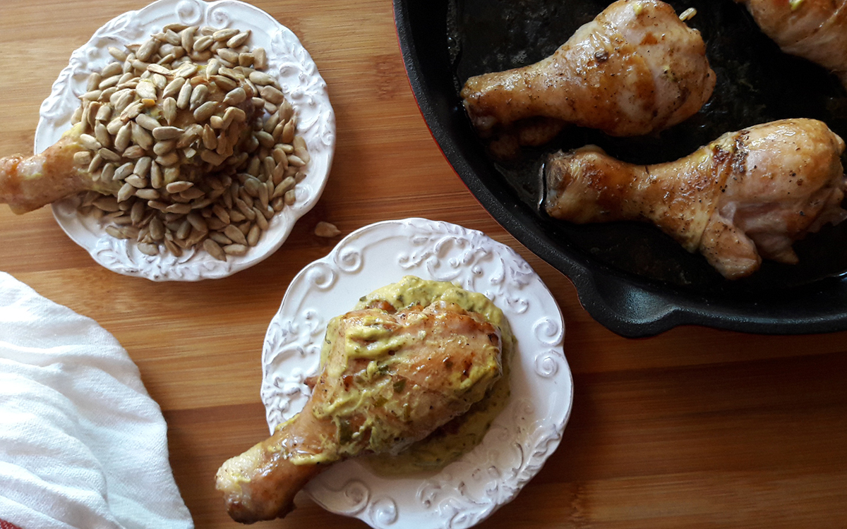Курица с тестом и луком. Курица с тестом. Курица в тесте. Курица в тесте на сковороде. Тесто с курицей.