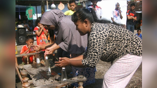 Lomba Pindahkan air dengan tangan kosong