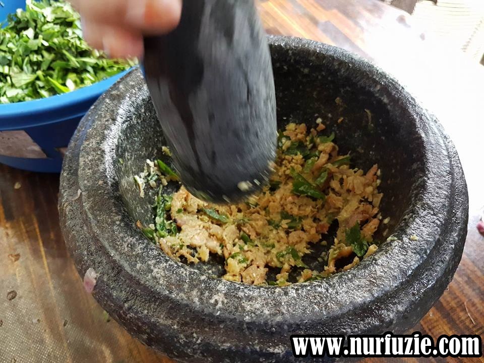 Cara Mudah Buat Kerabu Daun Selom Dan Kerisik Nurfuziecom