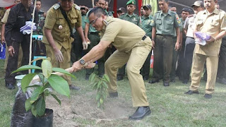 Bupati Azwar Anas melakukan penanaman pohon dalam Festival Sedekah Oksigen 2016. Festival Sedekah Oksigen 2016