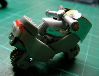 Motociletas miniatura con encendedores reciclados