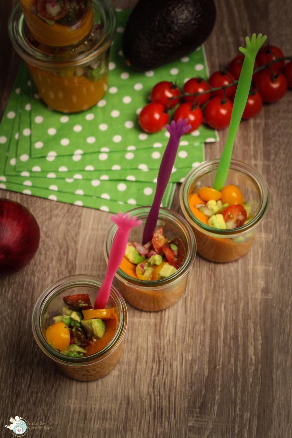 Amor&Kartoffelsack: Fingerfood: schiefe Tomatencreme mit Avocado-Salsa Amor&Kartoffelsack: Fingerfood: schiefe Tomatencreme mit Avocado-Salsa