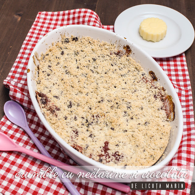 Din bucătăria mea Crumble cu nectarine si ciocolata