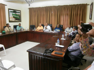 Alcalde en Barahona  sostiene encuentro con comerciantes y autoridades locales. 