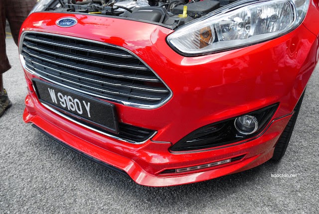 Trapezoidal front grille, with daytime running lights and a sporty body kit