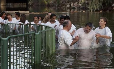 Mineros chilenos se bautizaron en el río Jordán