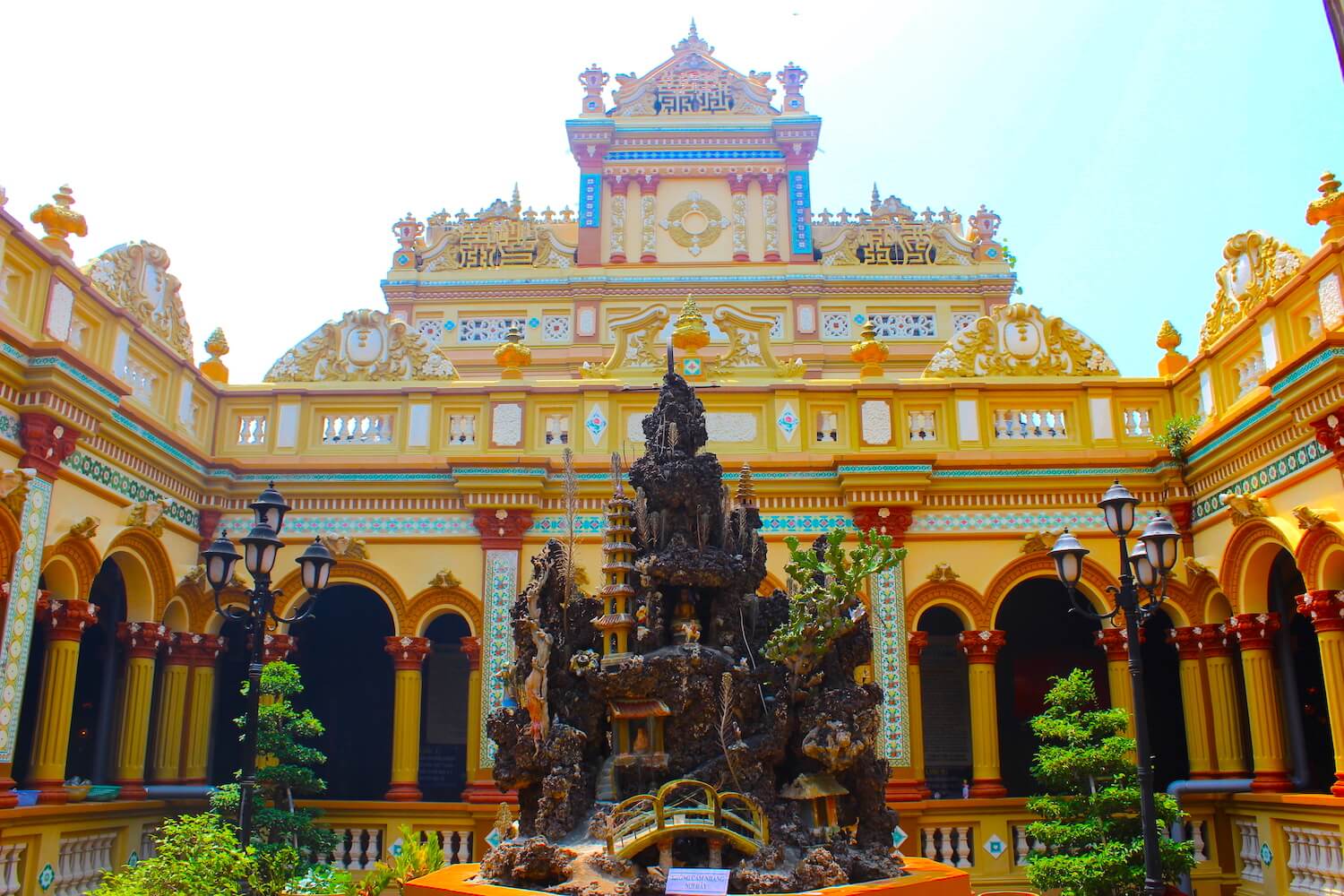 vinh trang pagoda mixed architecture inside