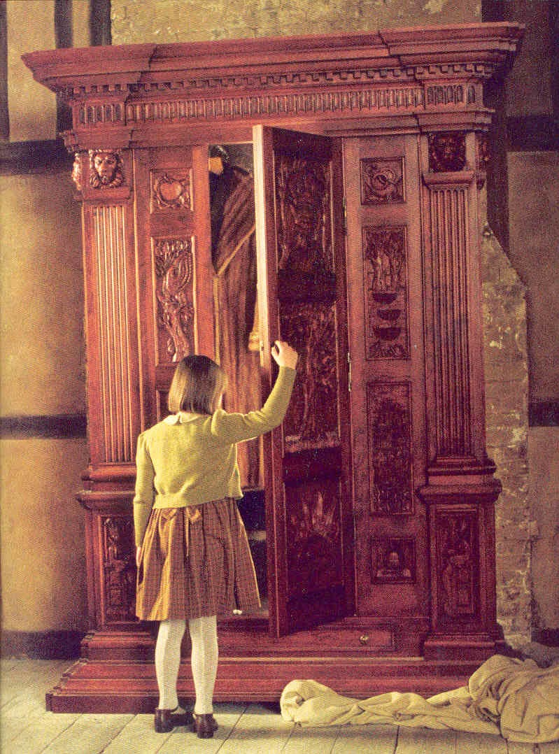 Хроники нарнии платяной шкаф. Хроники нарнии платяной шкаф. Платяной шкаф из хроники нарнии. Дверь в нарнию. Хроники нарнии волшебный шкаф.