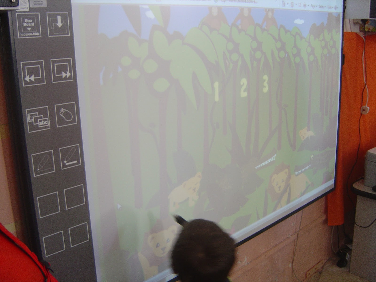 Kindergarten 1.5 Counting animals on the Interactive whiteboard