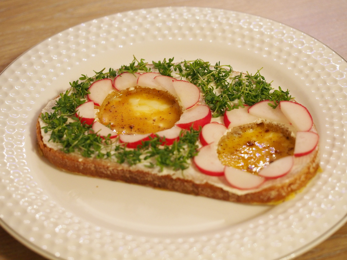 Brot mit Ei, Radieschen und Kresse (2 Portionen)
