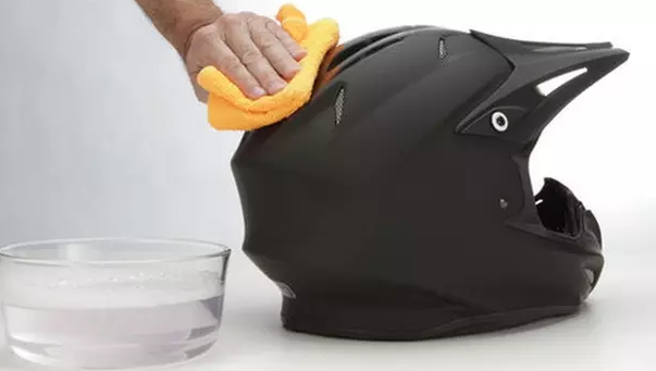 Tips Hilangkan Bau Tak Sedap di Helm