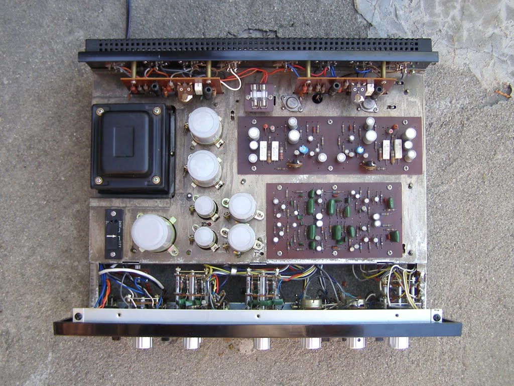 SEVENTIES STEREO: Inside the Sansui AU-777.