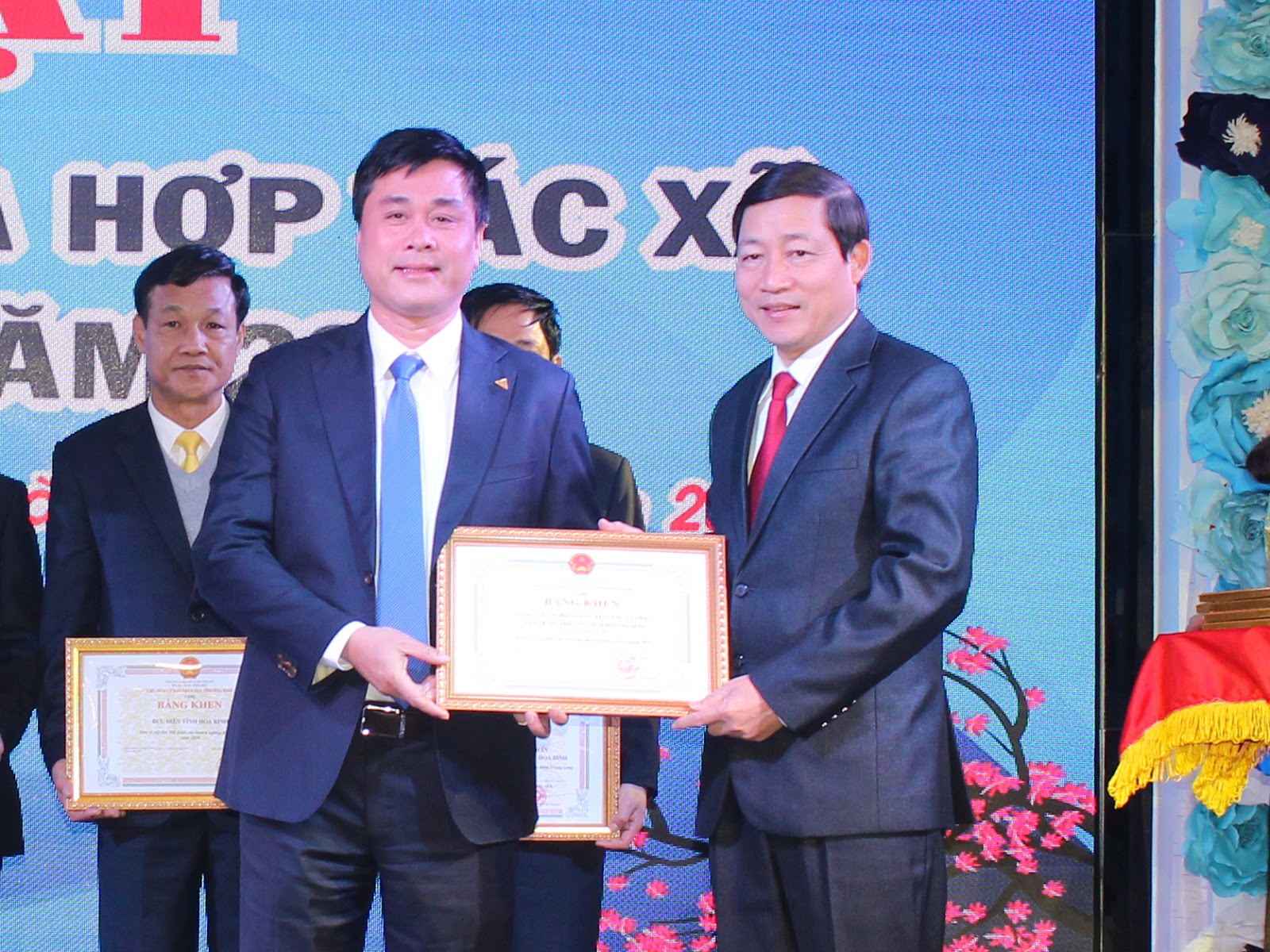 Công ty Hoàng Sơn vinh dự nhận bằng khen của Chủ tịch UBND tỉnh Hòa Bình.