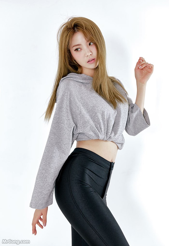 Lee Chae Eun beauty shows off her body with tight pants (22 pictures) photo 1-16
