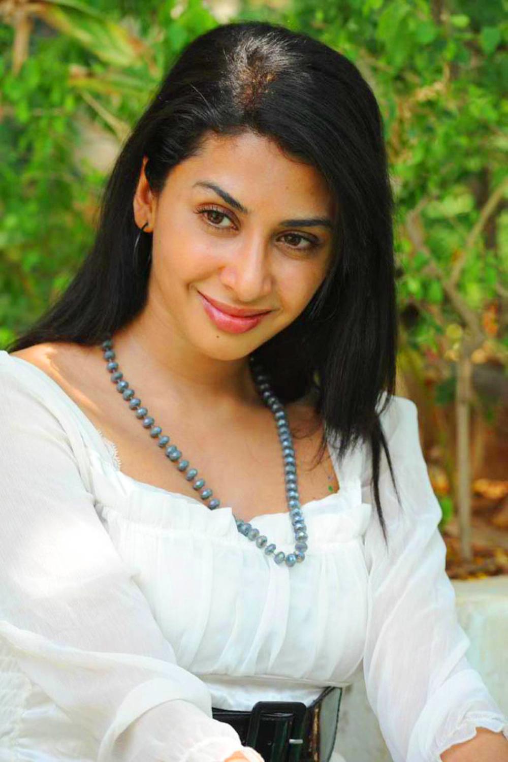 TELUGU ACTRESS GAYATHRI FRESH STILL - HQ PICTURE , NO WATERMARK