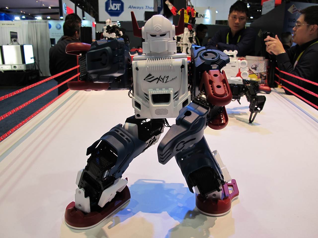 台灣自製機器人開賣！三緯國際前進學校與商場